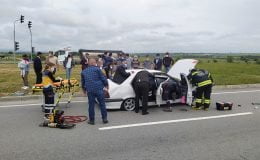 Otomobil İle Servis Minibüsü Çarpıştı: 6 Yaralı