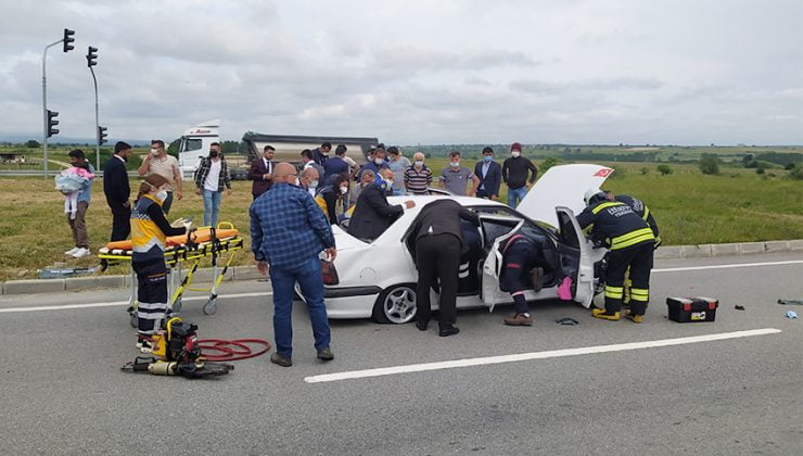 Otomobil İle Servis Minibüsü Çarpıştı: 6 Yaralı