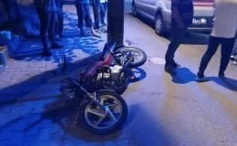 İşçi servisiyle çarpışan motosikletin sürücüsü yaralandı