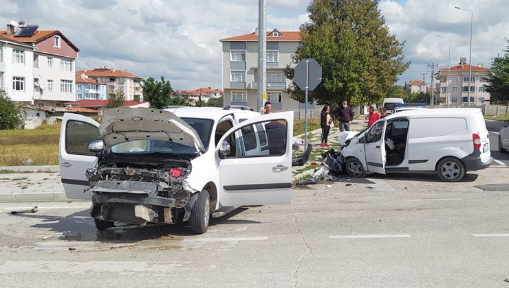 Hafif ticari araçların çarpıştığı kaza ucuz atlatıldı