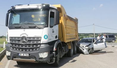 Dönüş yapan kamyona arkadan çarptı: 1 Yaralı