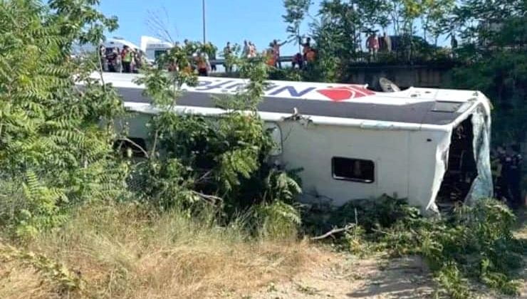 Yolcu otobüsü devrildi: 6 Ölü, 25 Yaralı