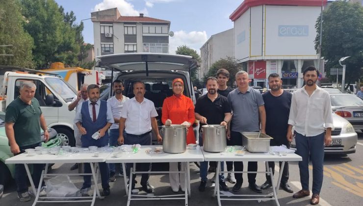 Cuma namazı çıkışı aşure dağıttılar