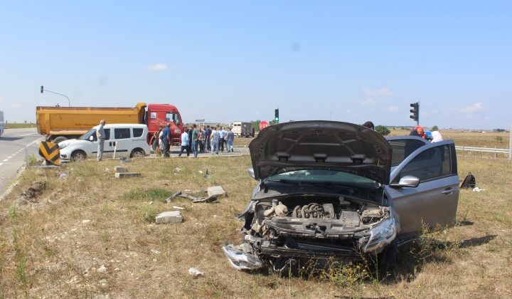 Yine kavşak kazası: 2’si ağır 6 yaralı