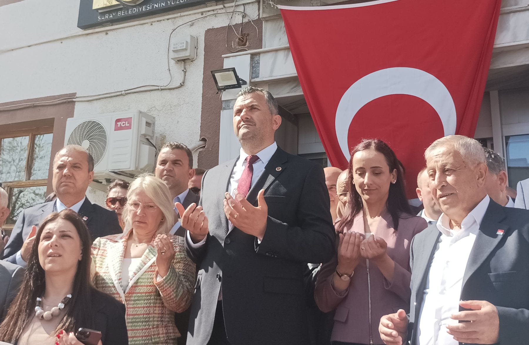 Başkan Taşyasan’ın ilk talimatı: ‘Saray’ın kabusu olan saksıları kaldırın’