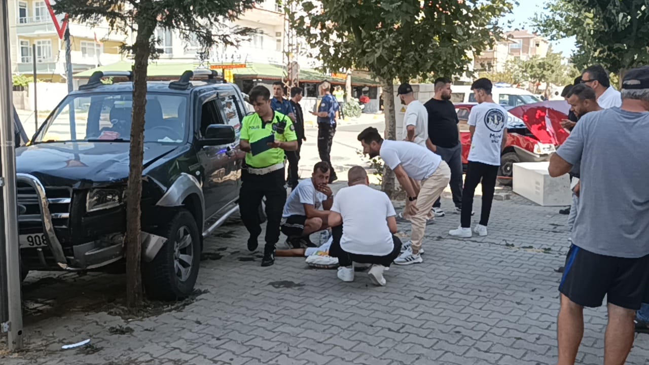 Otomobil ile kamyonet çarpıştı: 1 Yaralı
