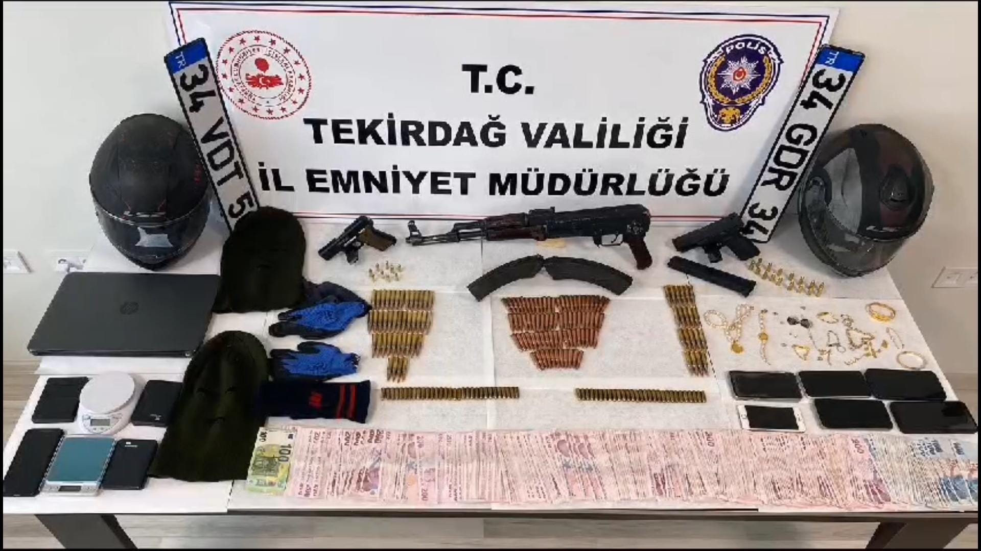 Saray’da soydular, İstanbul’da yakalandılar!