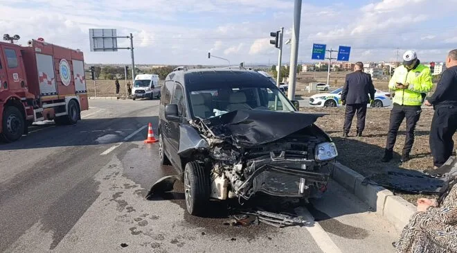 Hafif ticari araç ile otomobil çarpıştı; İkisi çocuk 3 yaralı