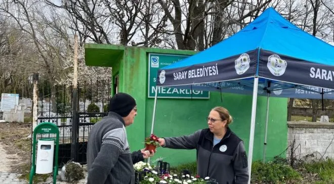 Saray Belediyesi’nden Bayram Öncesi Anlamlı Hizmet: Mezarlıklarda Ücretsiz Çiçek Dağıtımı